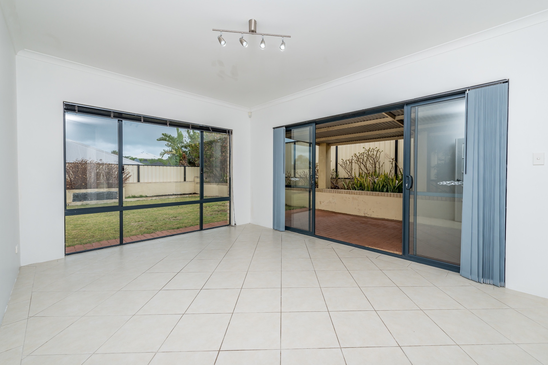 25  Longleaf Drive, Clarkson - Thumbnail 2