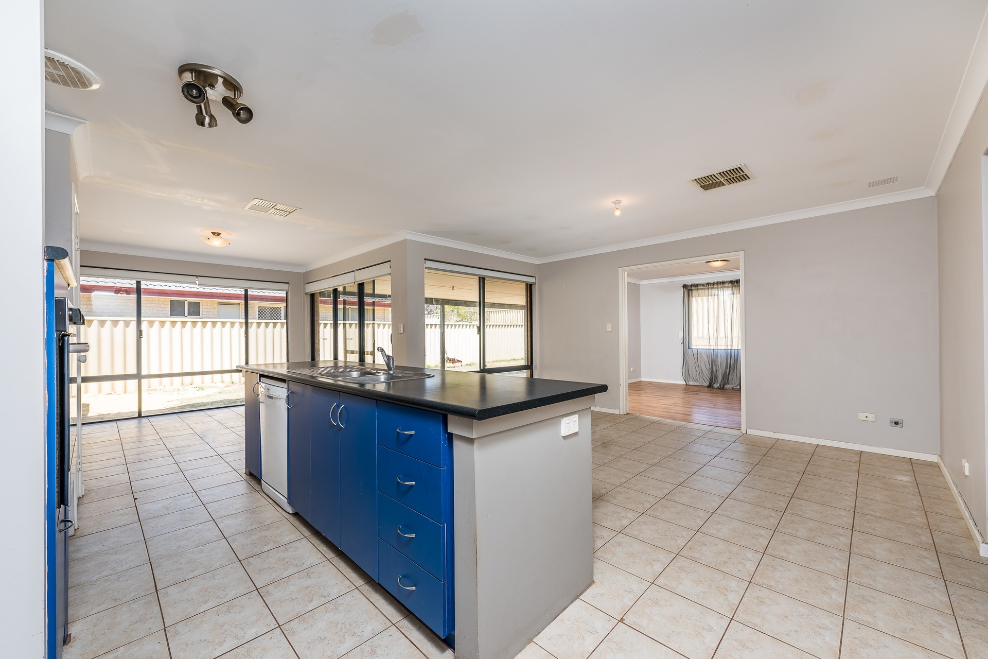 4 Woodstock Way, Butler - Thumbnail 3
