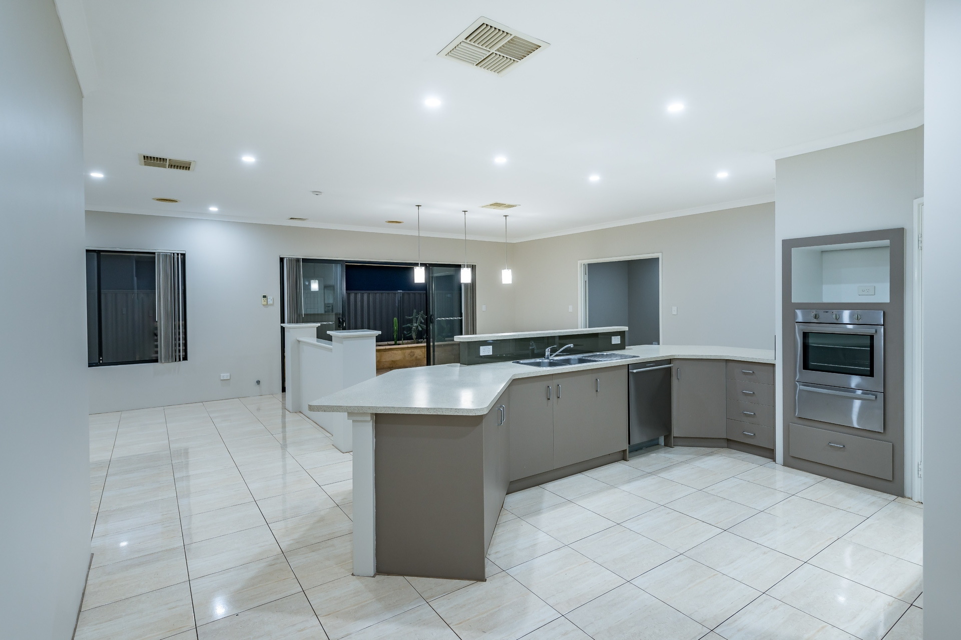 5  Farnell Lane, Aveley - Thumbnail 3