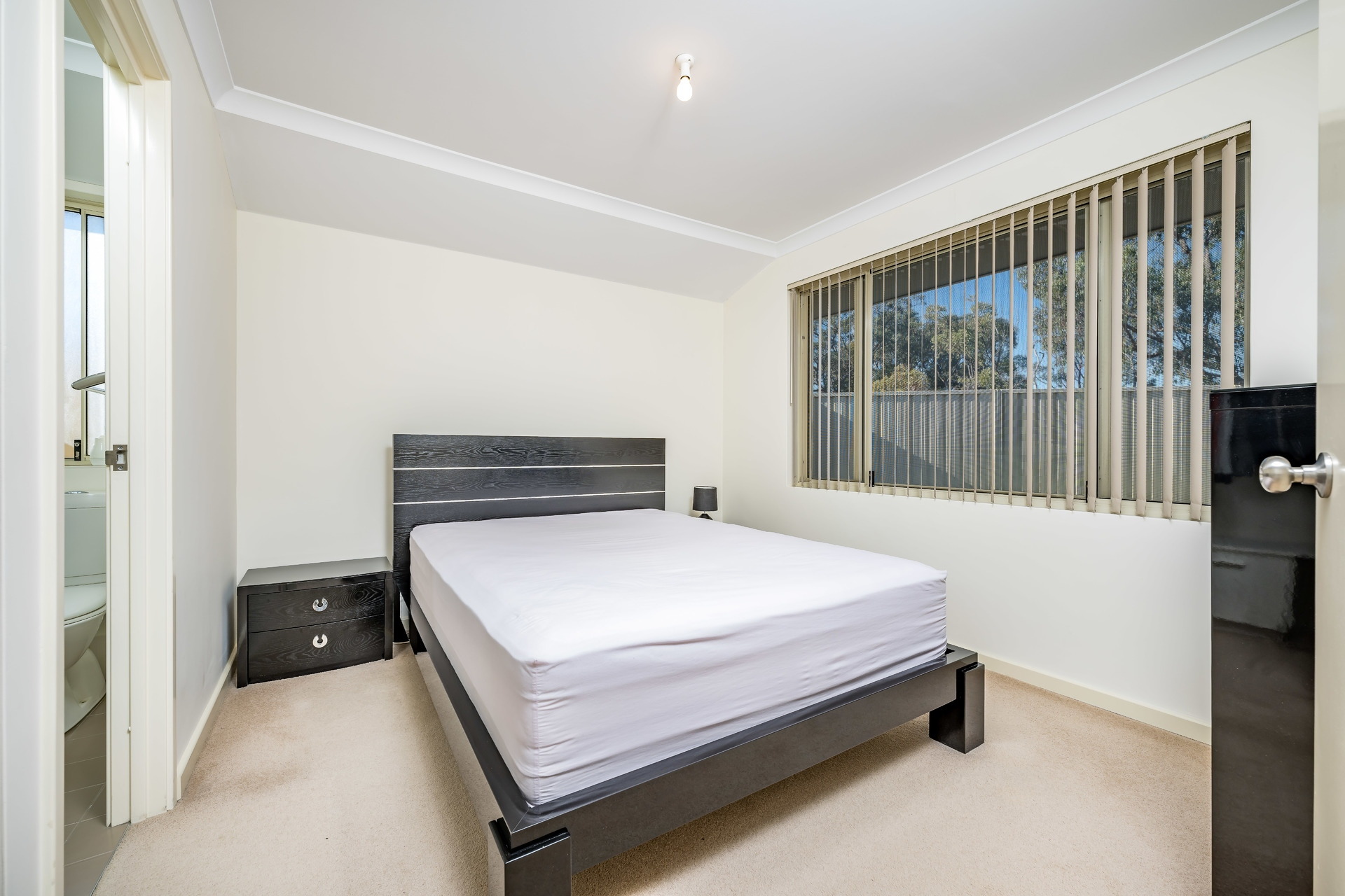 33 Scamills Road, Pearsall - Thumbnail 8
