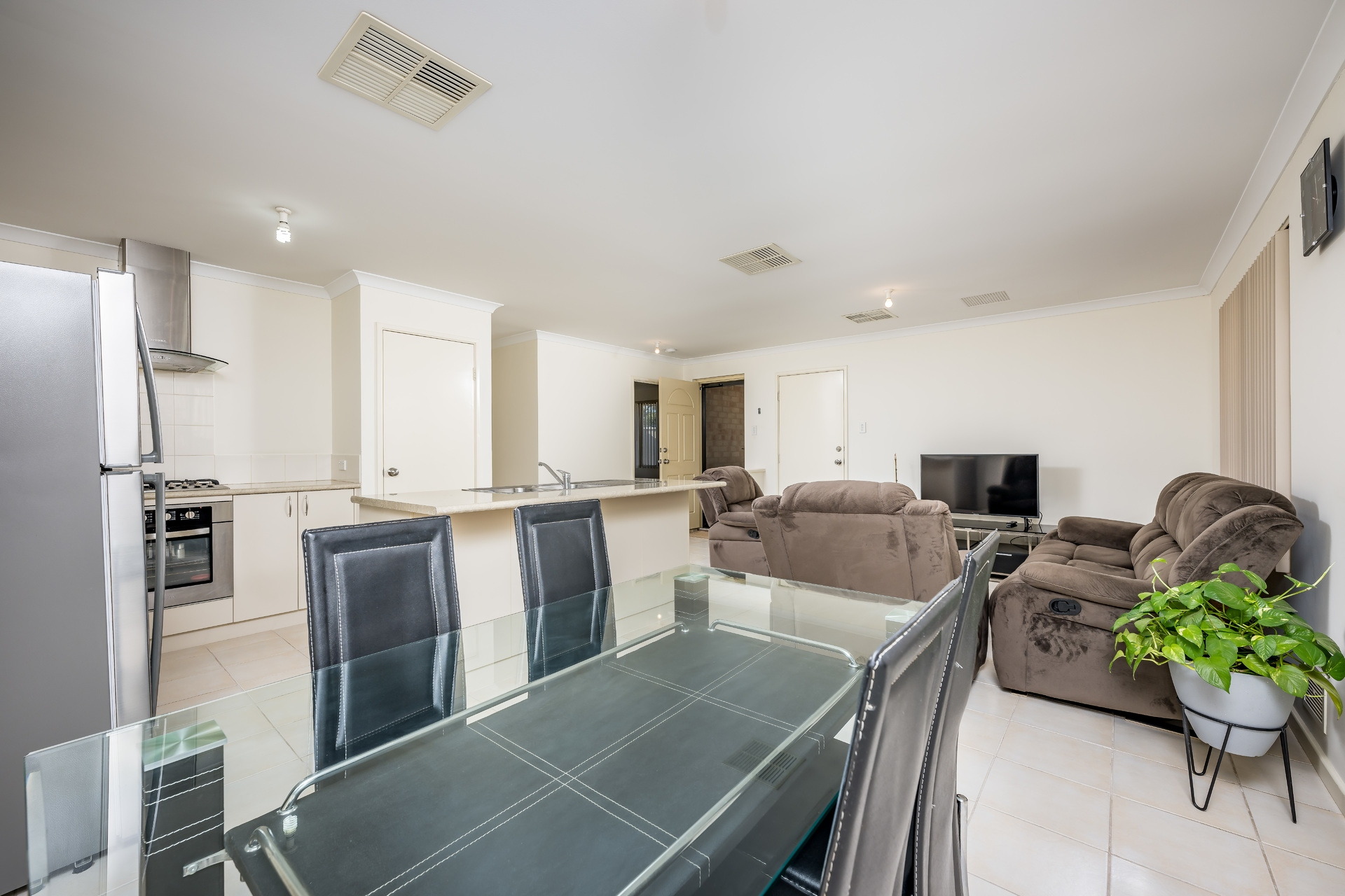33 Scamills Road, Pearsall - Thumbnail 2